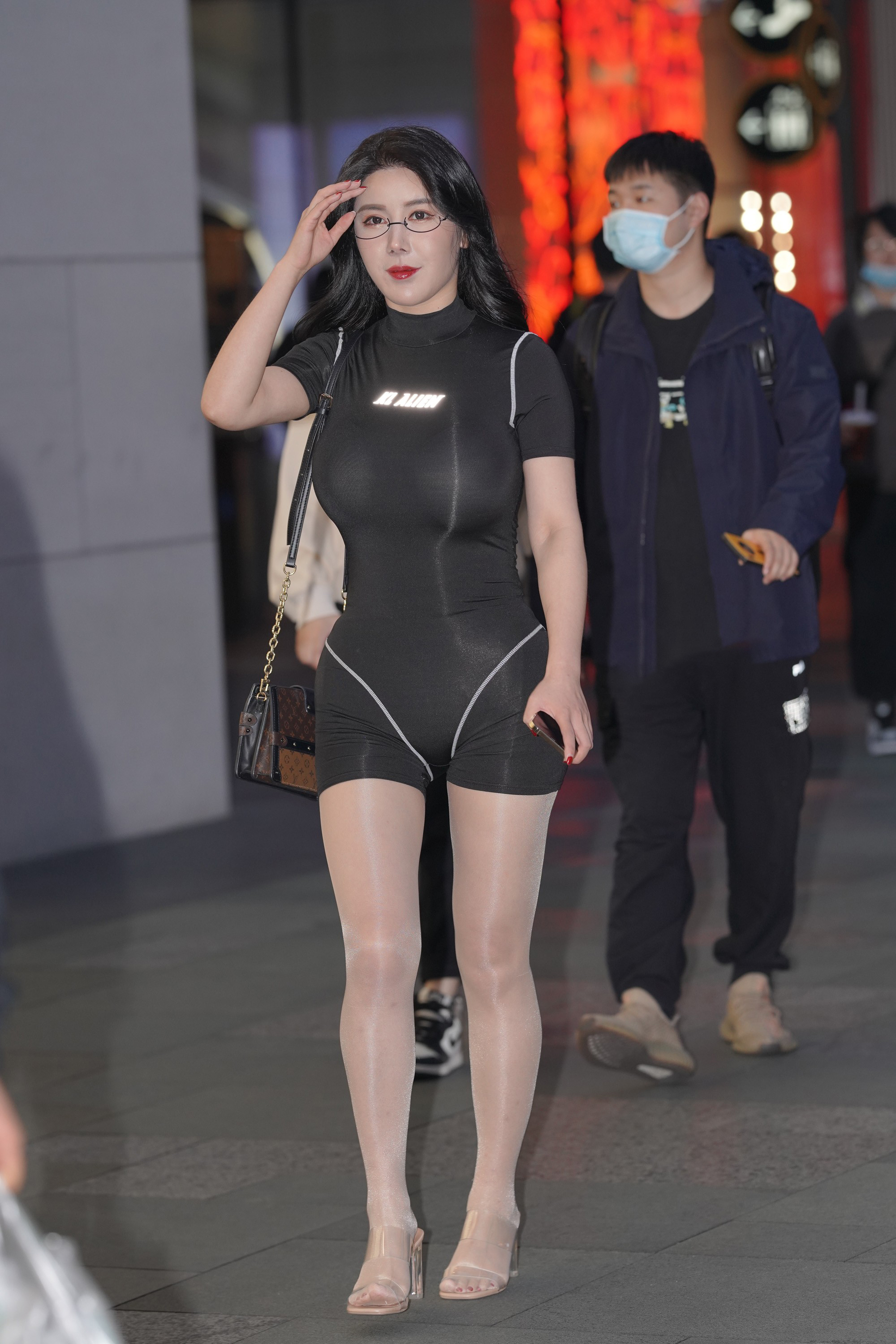  魔镜街拍,丝袜,紧身裤,小姐姐,街拍,写真套图,喵喵的喵吖