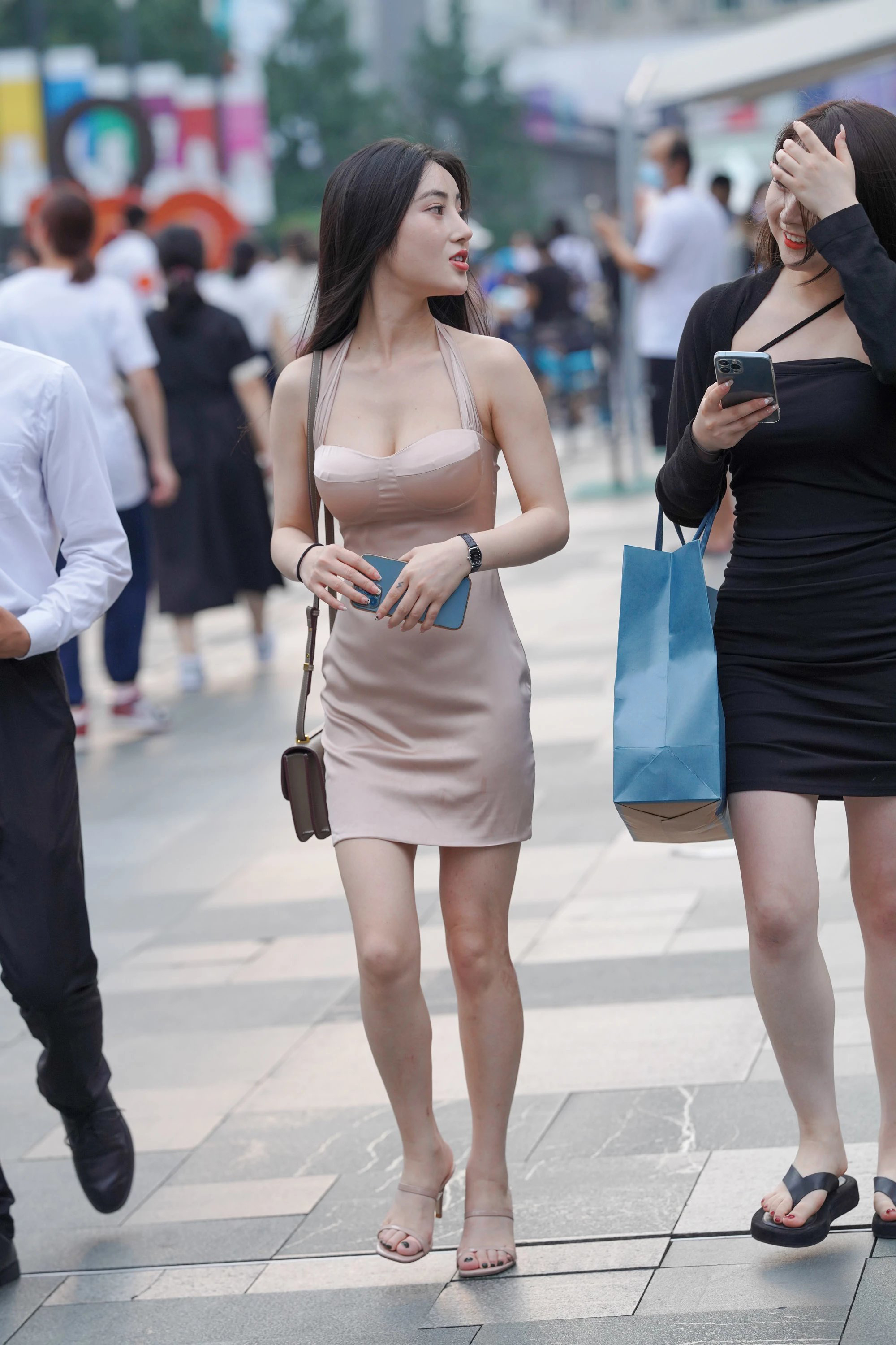  街拍鸭,魔镜街拍,裙装,人妻,街拍,写真套图,鱼鱼足影