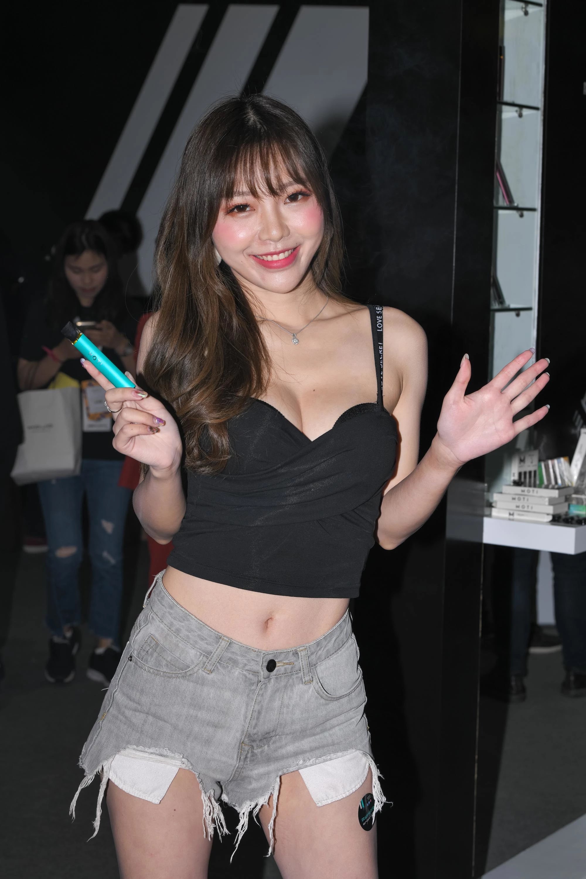  街拍鸭,魔镜街拍,热裤,熟女,街拍,写真套图,aapary摄影