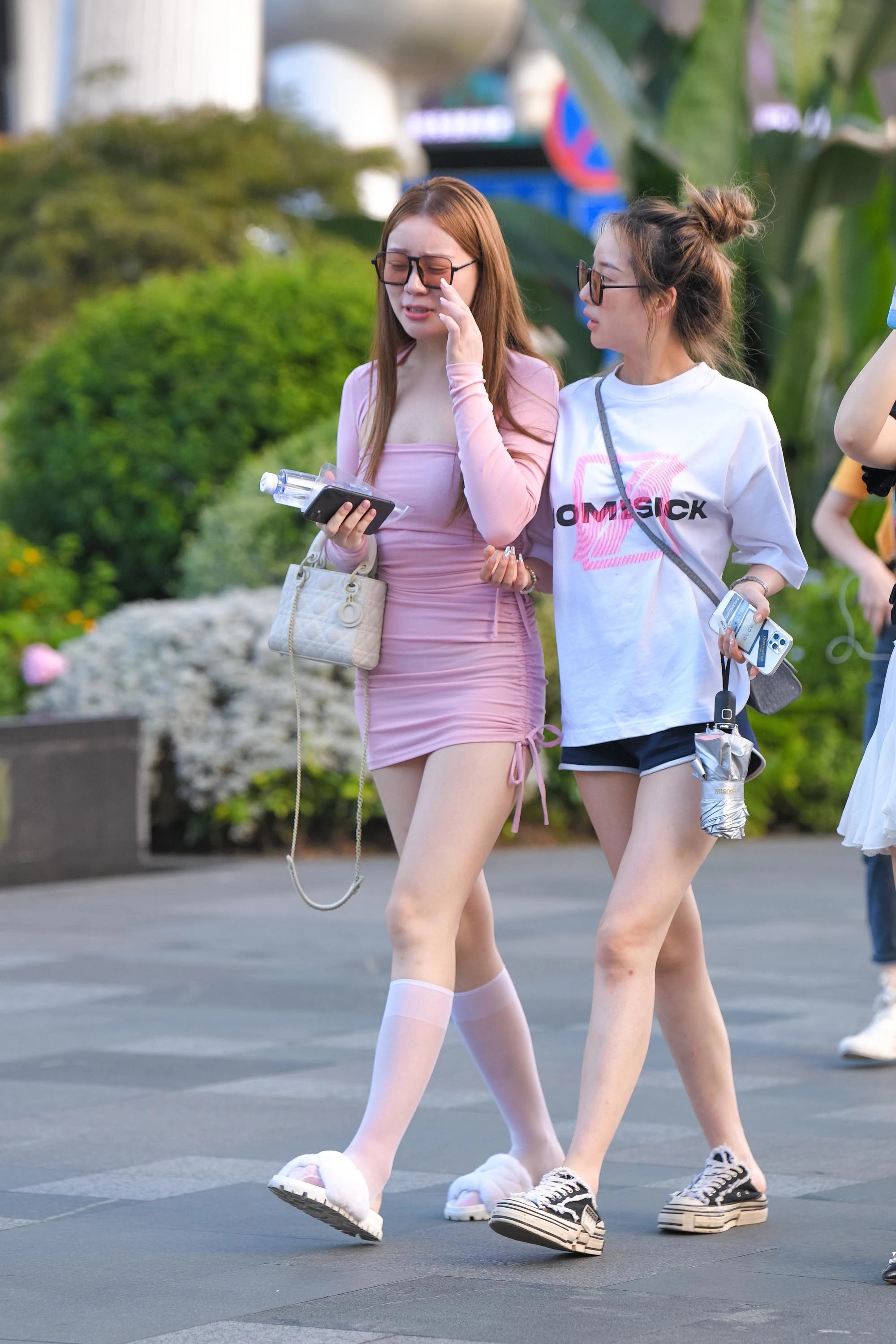  魔镜街拍,裙装,热裤,人妻,街拍,写真套图,你的负卿