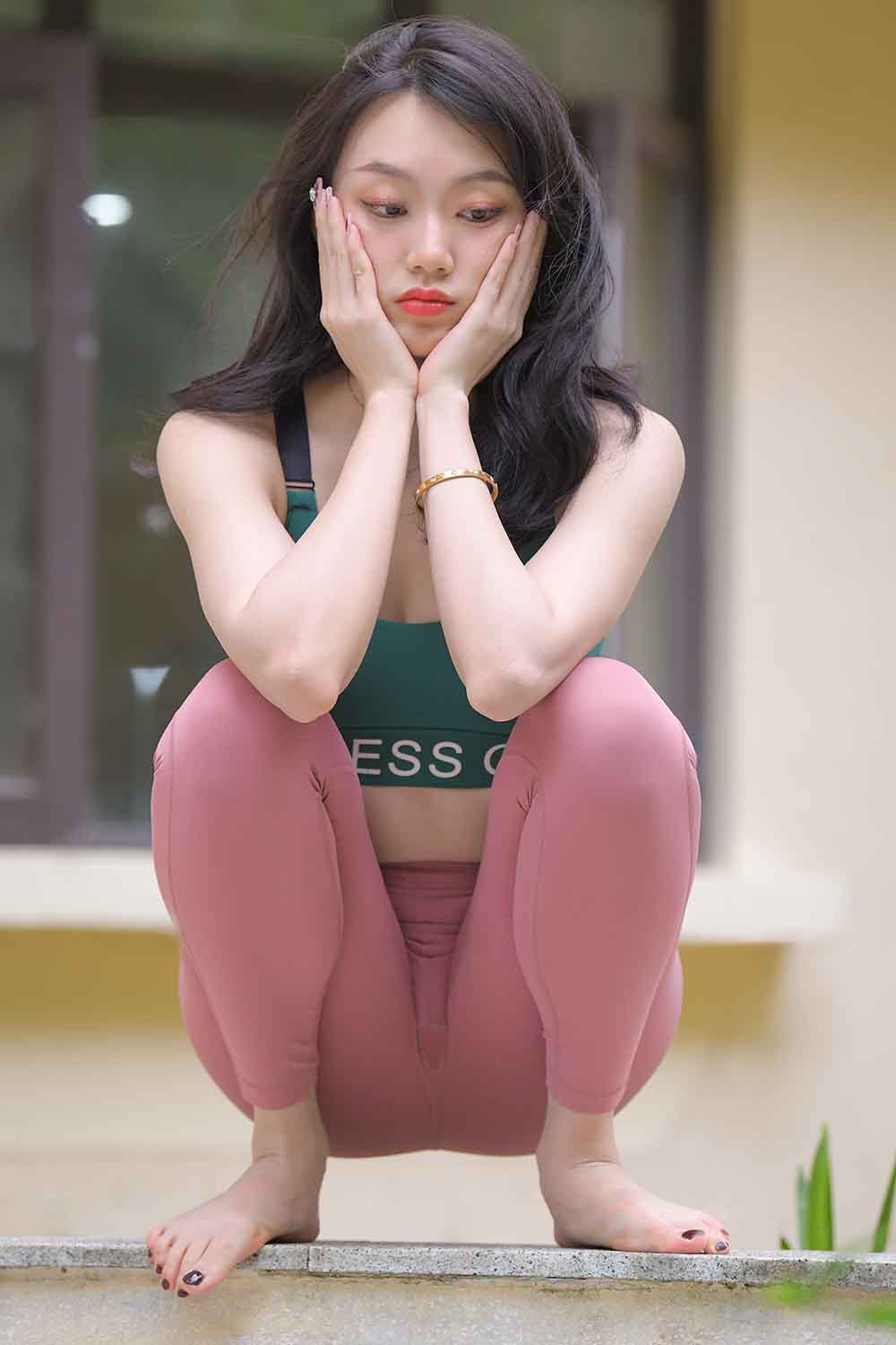 【M1342】粉色瑜伽裤美女-绝色天籁