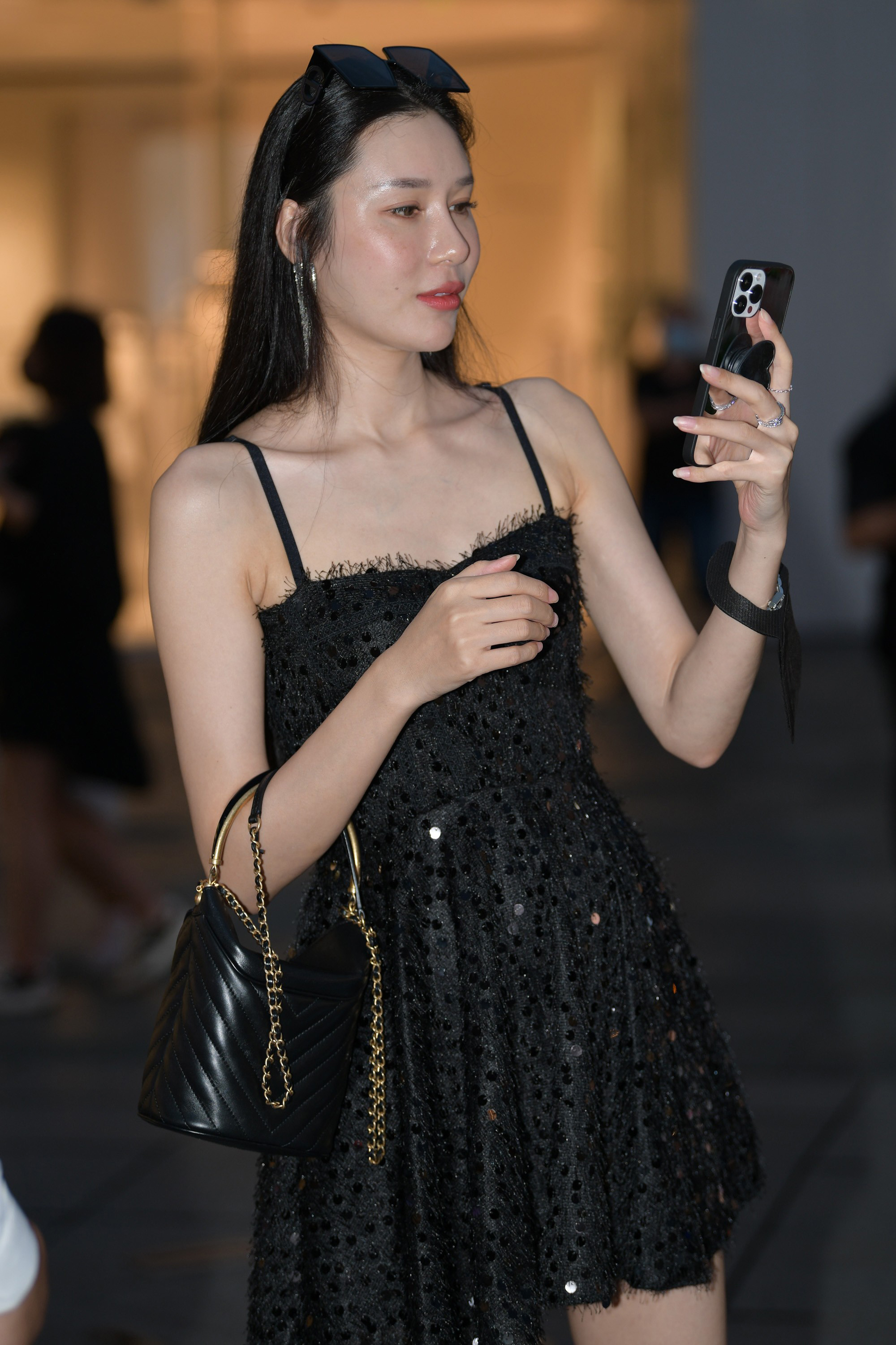  魔镜街拍,裙装,少妇,街拍,写真套图,拿相机的执义