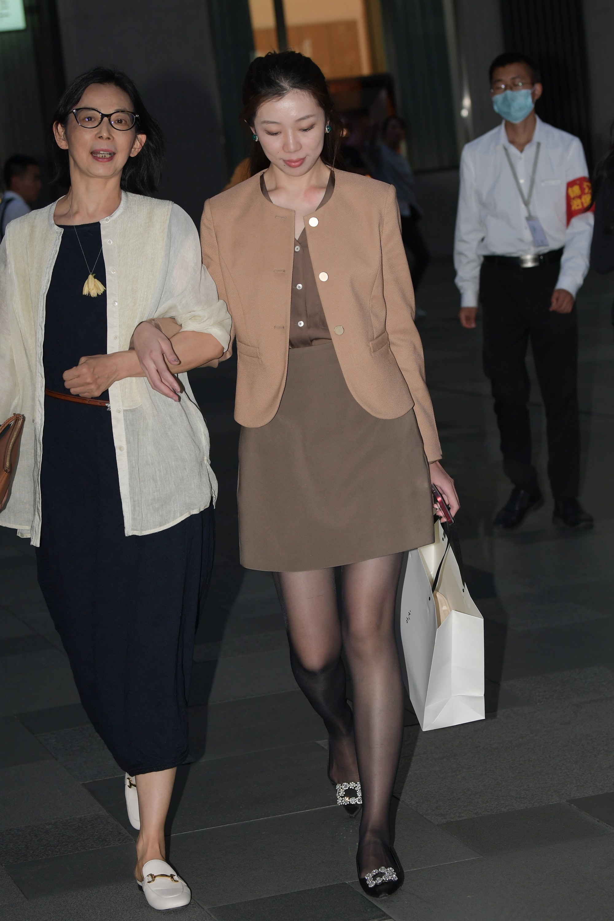  街拍鸭,魔镜街拍,街拍第一站,丝袜,裙装,熟女,街拍,写真套图,素人渔夫