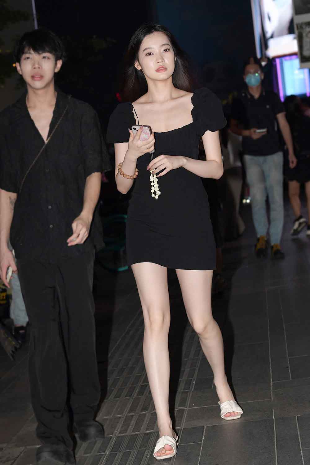 【J5947】美腿爱穿拖鞋，牛奶肌肤女生（图+视频）-绝色天籁
