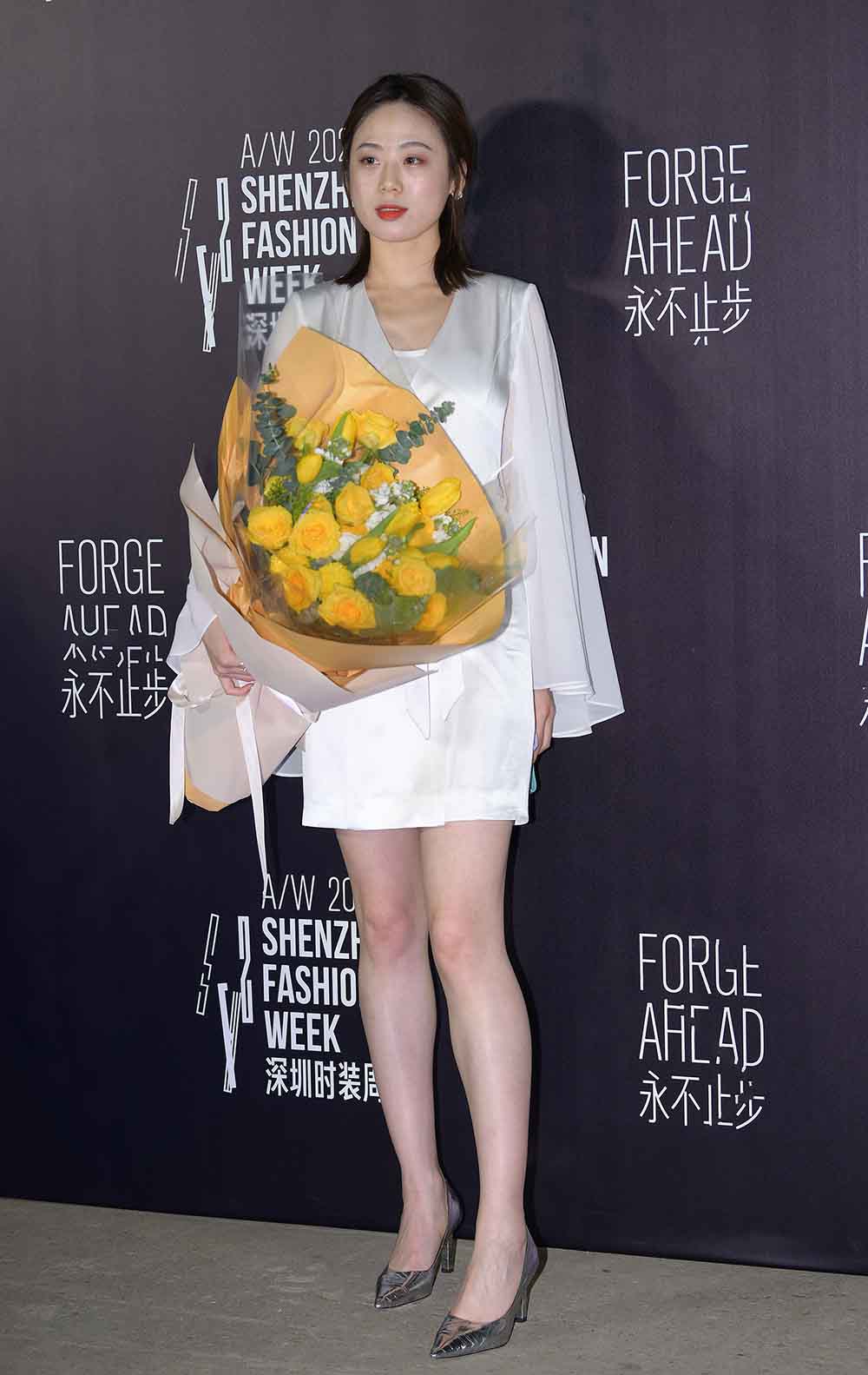 【J6028】靓丽的高挑美女（图+视频）-绝色天籁