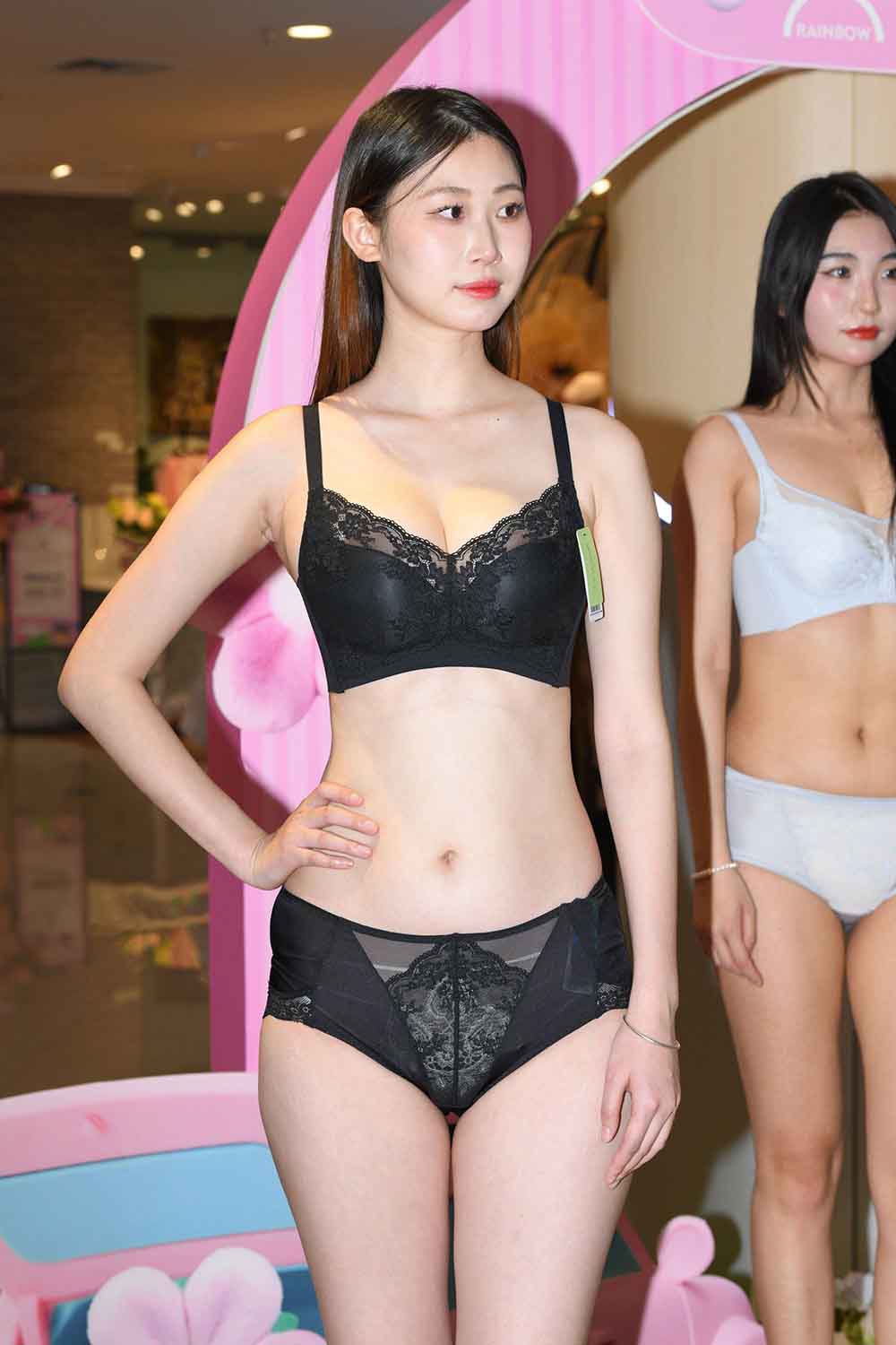 【J6094】三八内衣秀，凤梨身材，完美的她～-绝色天籁