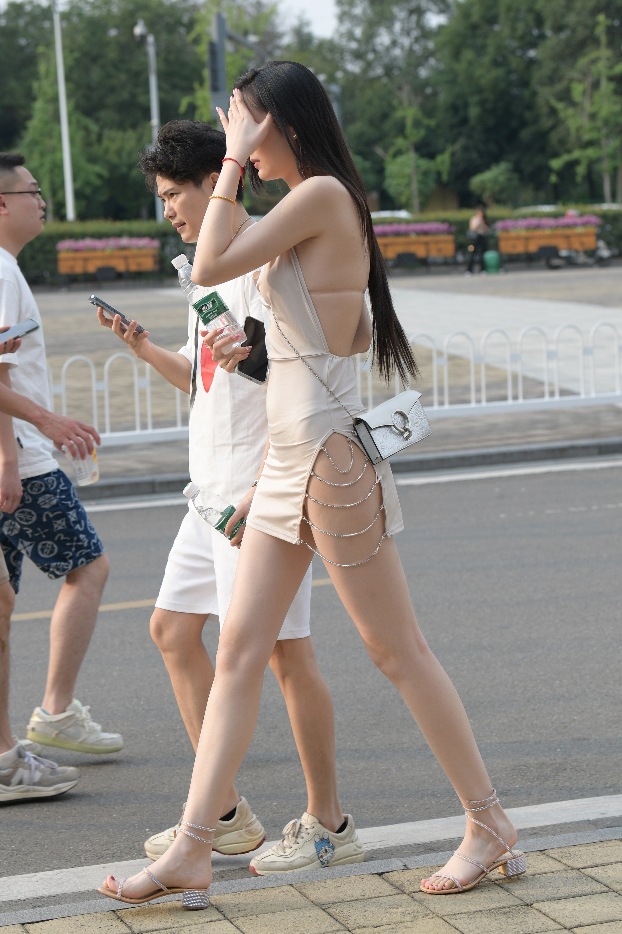 街拍鸭,魔镜街拍,街拍第一站,裙装,熟女,街拍,写真套图,拿相机的执义