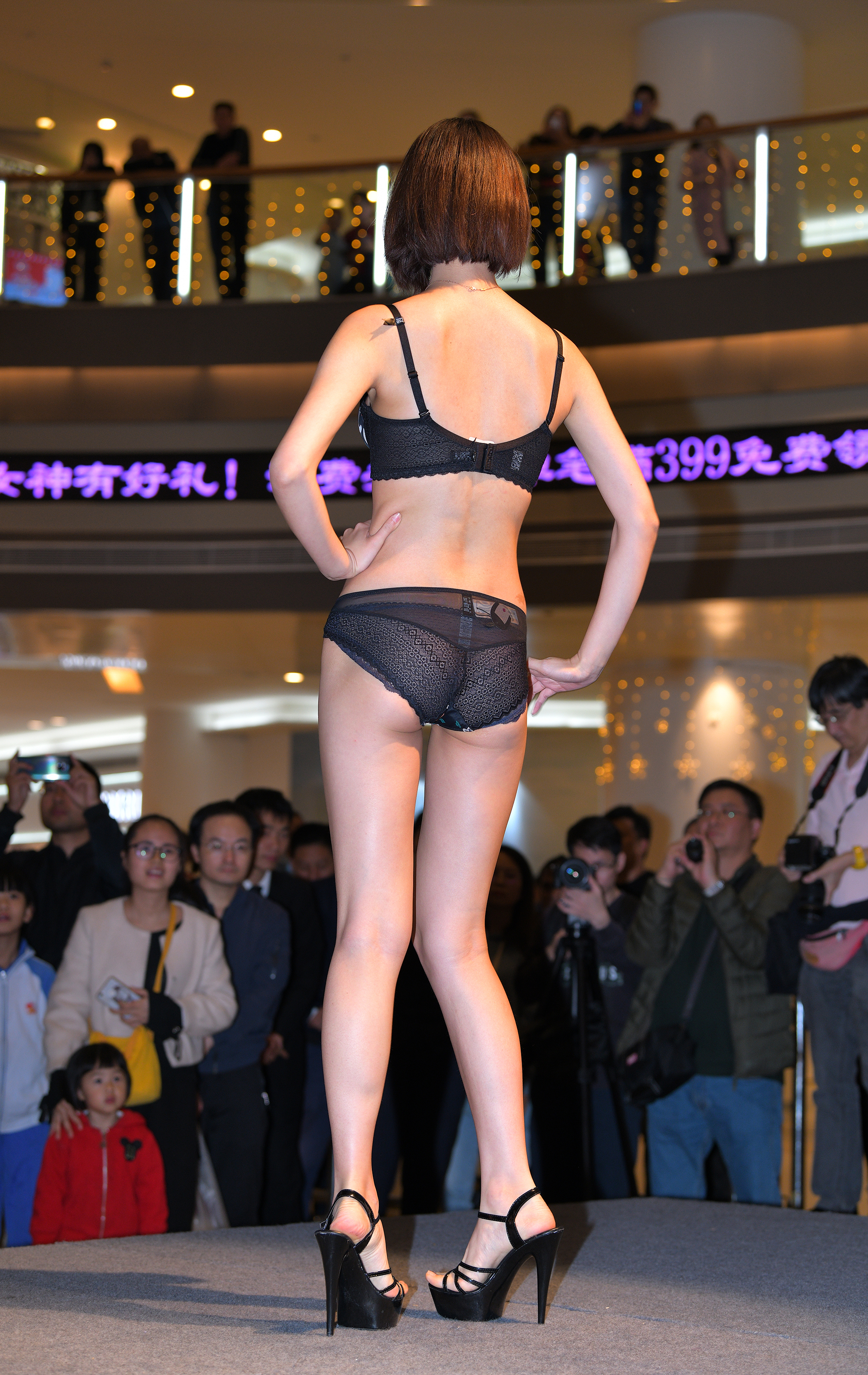  街拍鸭,魔镜街拍,街拍第一站,展会,熟女,街拍,写真套图,HuaYang花漾show