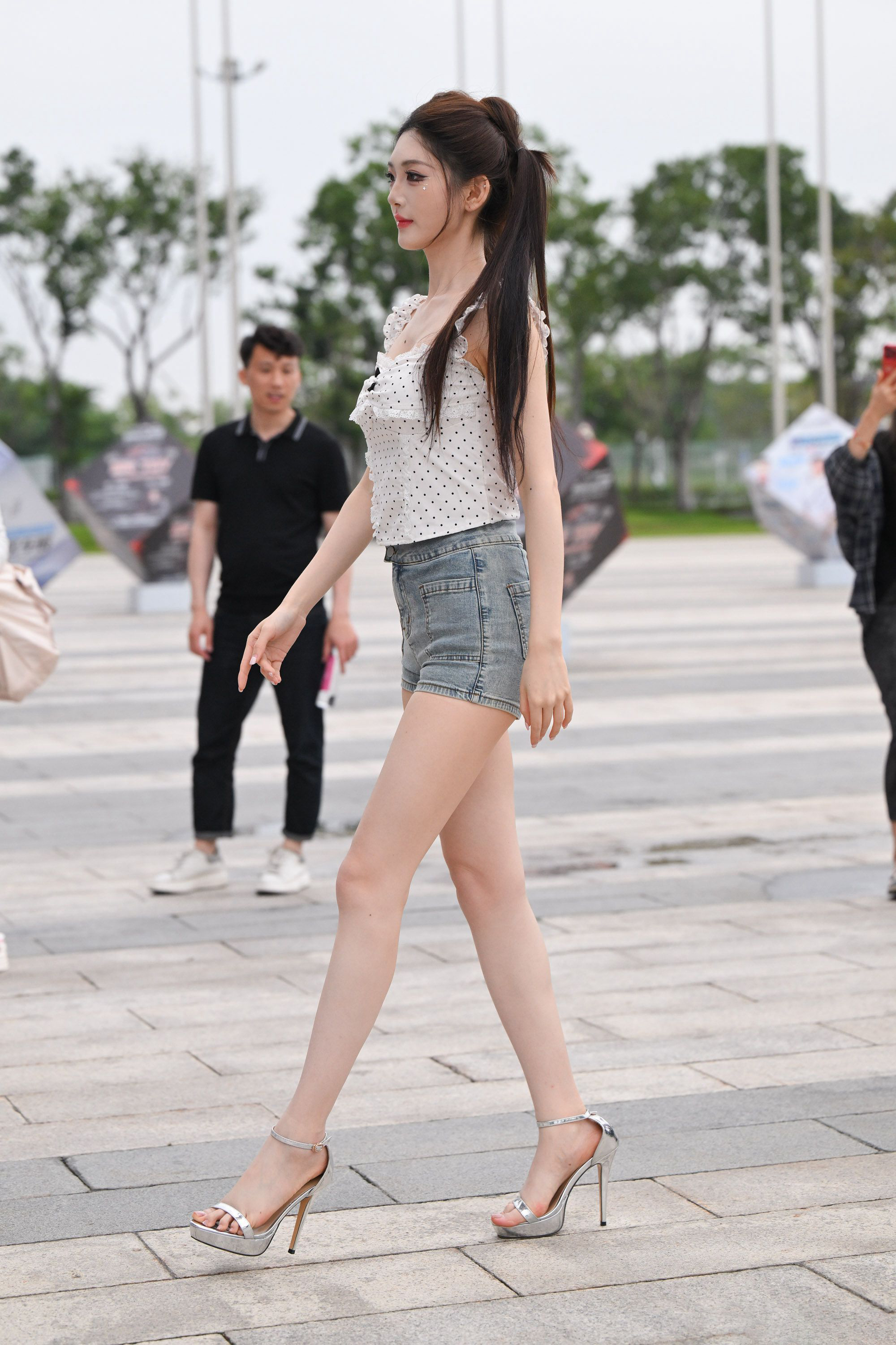  街拍鸭,魔镜街拍,街拍第一站,热裤,小姐姐,街拍,写真套图,安乔乔儿