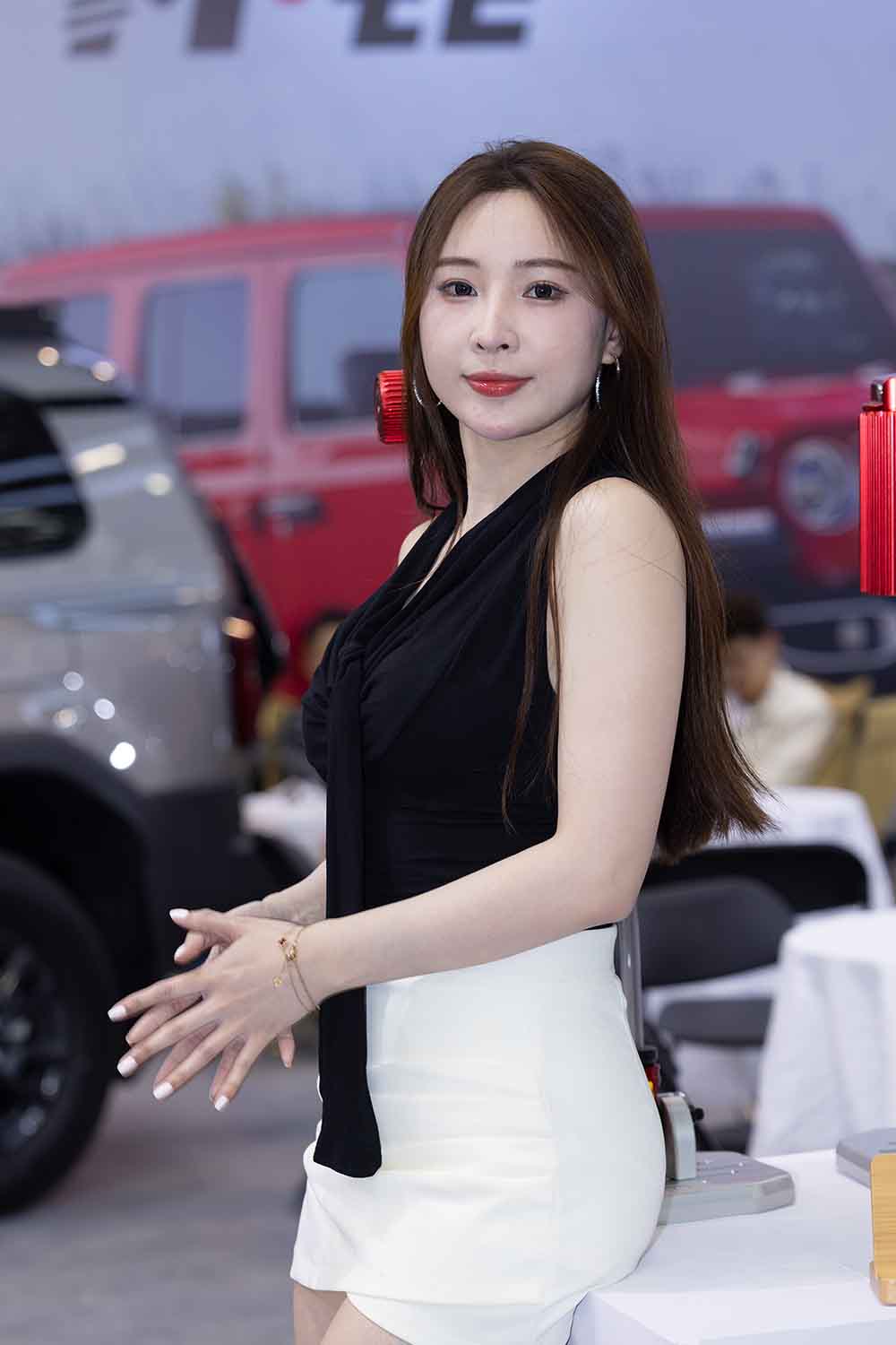 【J7764】苏州改装车展上的性感超白皙美腿（美少女璐璐酱）【图片】-街拍鸭