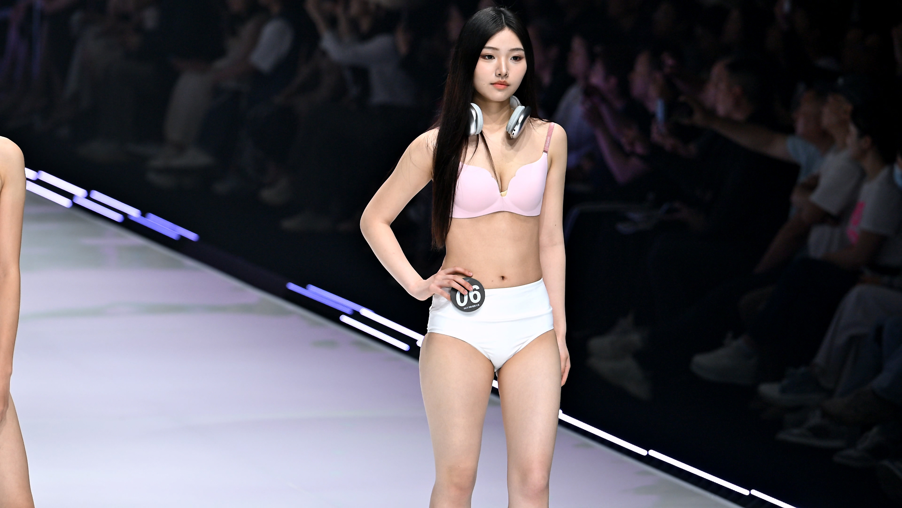 图片[18]-J7144 双机位超模内衣走秀-KHL.CC-快活林-魔镜模拍写真资源下载
