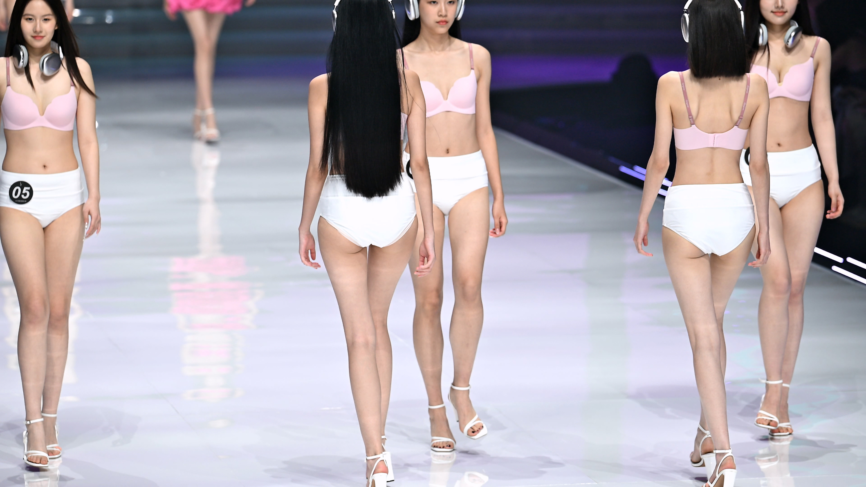 图片[13]-J7144 双机位超模内衣走秀-KHL.CC-快活林-魔镜模拍写真资源下载